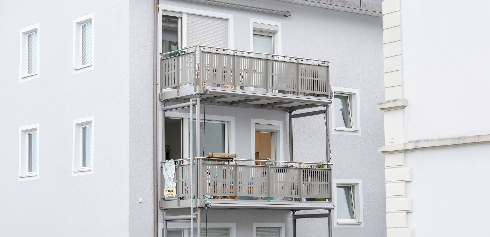 Dieser Anstellbalkon hat einen integrierten Sonnenschutz