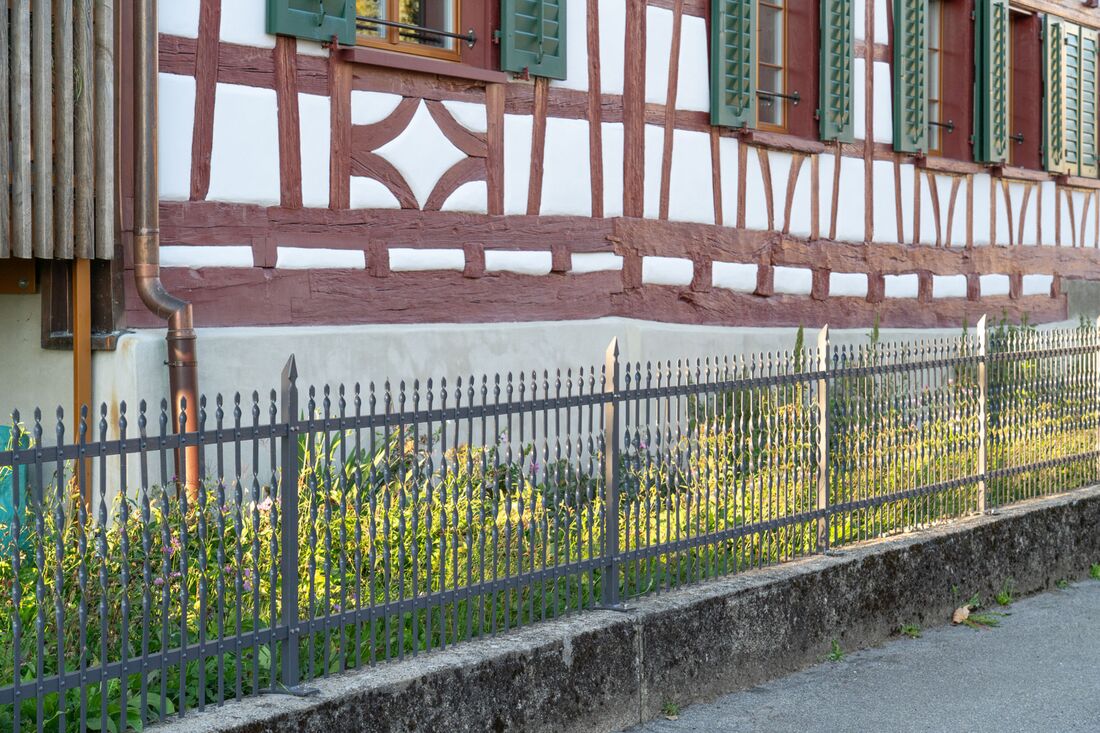 Dieses Geländer ist im historischen Stil