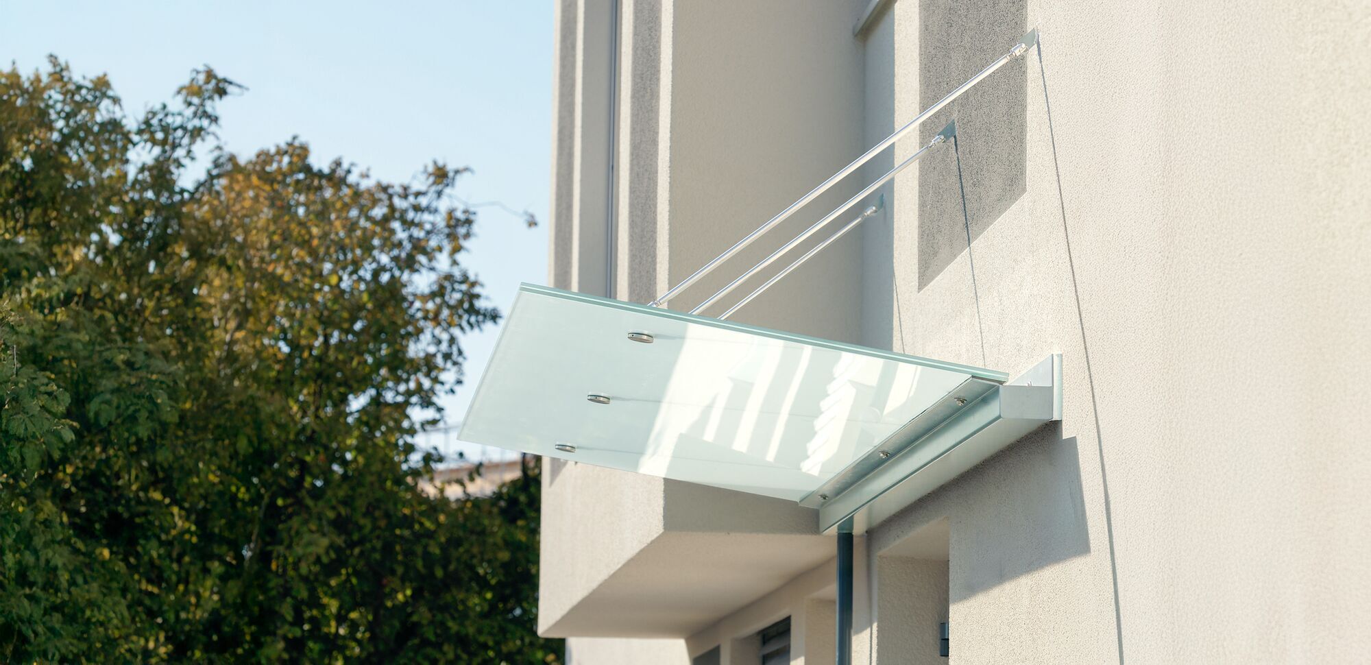 Ein Vordach aus Glas macht eine Tür zum Ensemble