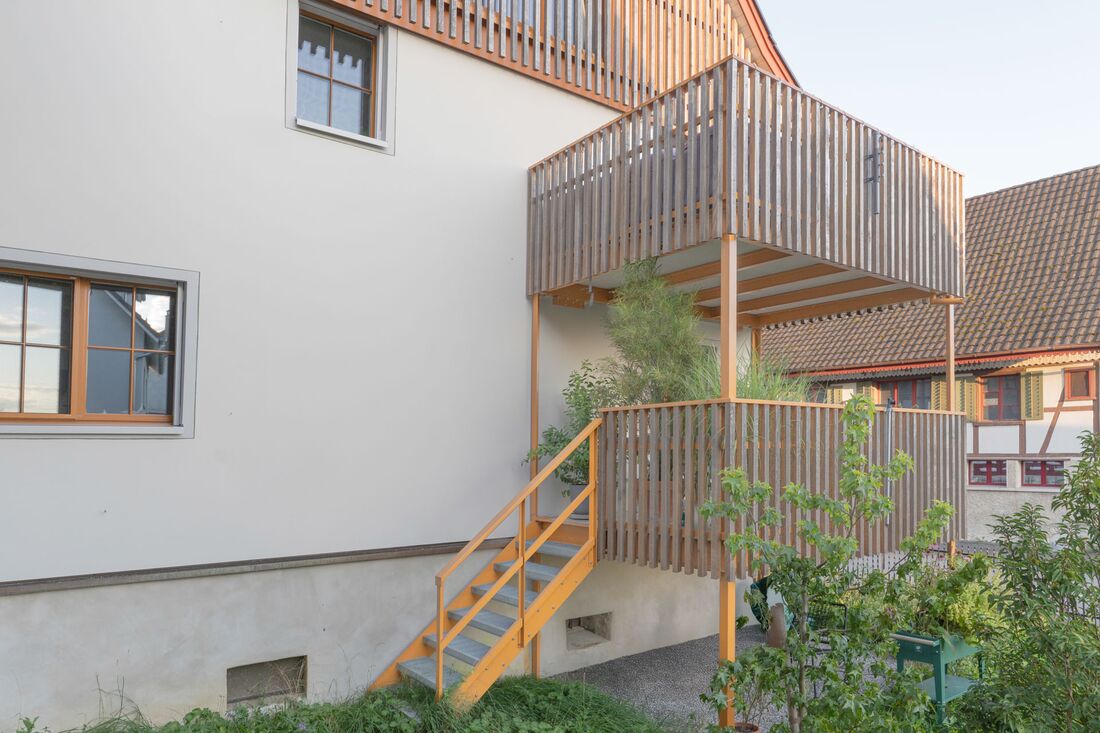 Dieser Balkon verbindet die Robustheit von Holz mit der Wirkung von Holz.