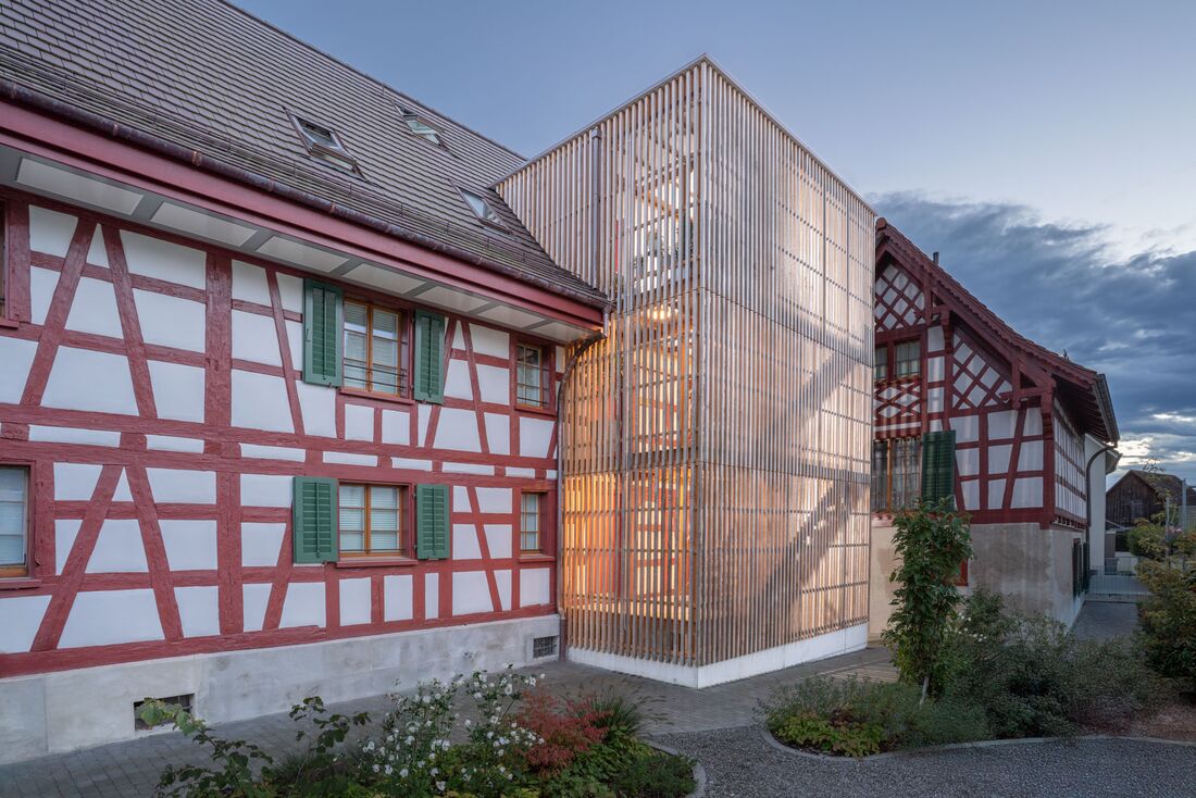 Dieses Treppenhaus wurde mit Holz verkleidet