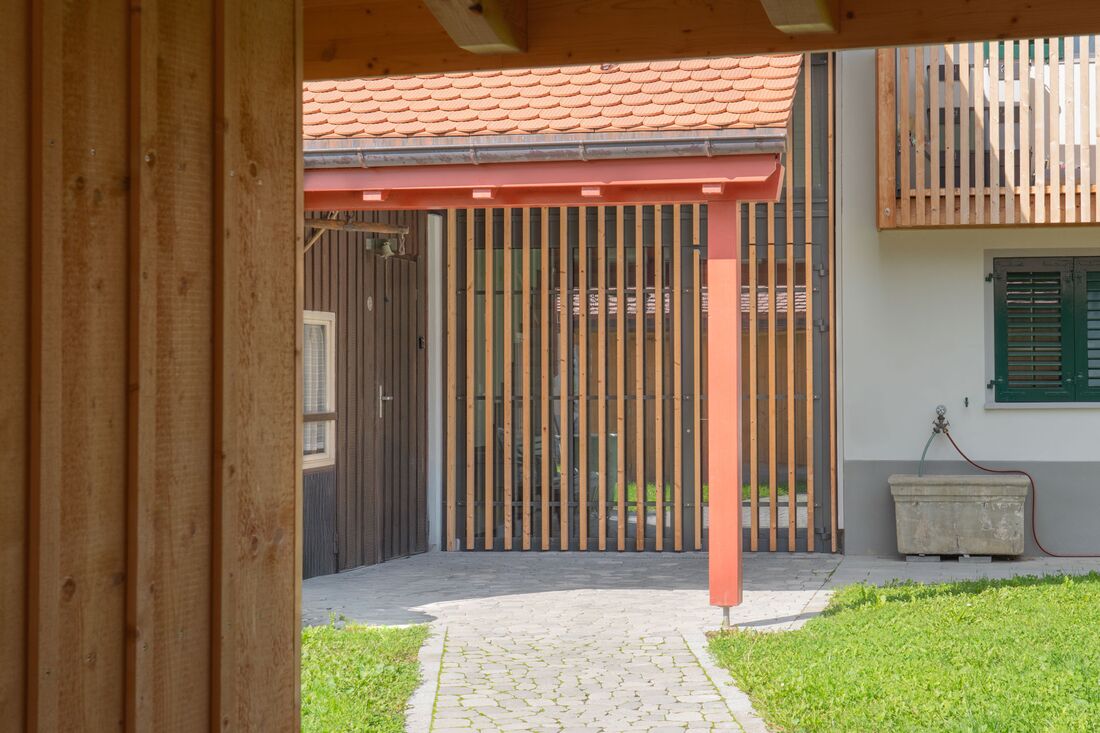 Diese Fassade hat vertikale Holzlatten.
