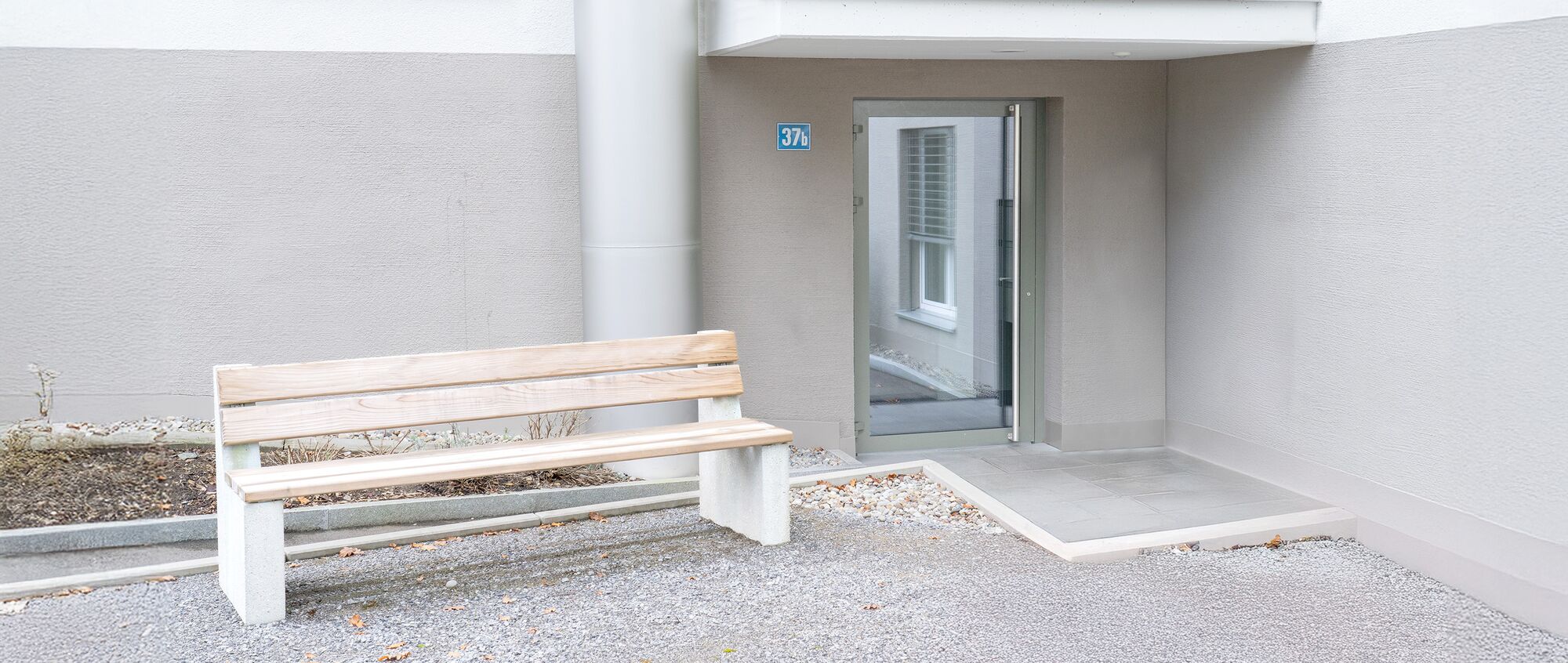 Eine Brandschutzverglasung mit Brandschutztüre in Zürich.